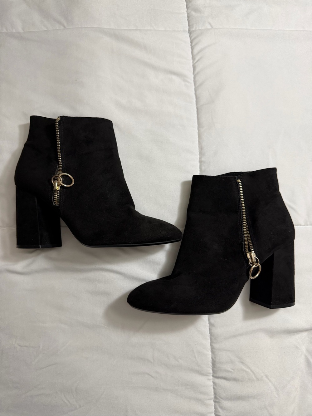 Pull&Bear Black Suede Block Heel Ankle Booties with Ring-Zip